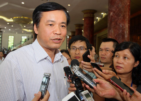 Ông Nguyễn Hạnh Phúc bên hành lang Quốc hội sáng 8/6. Ảnh: Nguyễn Hưng.