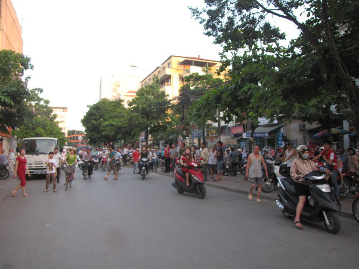 Người dân hiếu kỳ đến xem