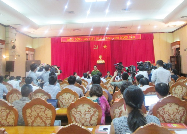 Thiếu tướng Nguyễn Đức Nghi thông tin tới báo chị về vụ cháy cây xăng số 2B Trần Hưng Đạo. Thiếu tướng Nguyễn Đức Nghi thông tin tới báo chị về vụ cháy cây xăng số 2B Trần Hưng Đạo.