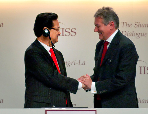 Thủ tướng Nguyễn Tấn Dũng và TS John Chipman - Tổng Giám đốc điều hành Viện Nghiên cứu chiến lược quốc tế (IISS), đơn vị tổ chức Đối thoại Shangri-La Thủ tướng Nguyễn Tấn Dũng và TS John Chipman - Tổng Giám đốc điều hành Viện Nghiên cứu chiến lược quốc tế (IISS), đơn vị tổ chức Đối thoại Shangri-La