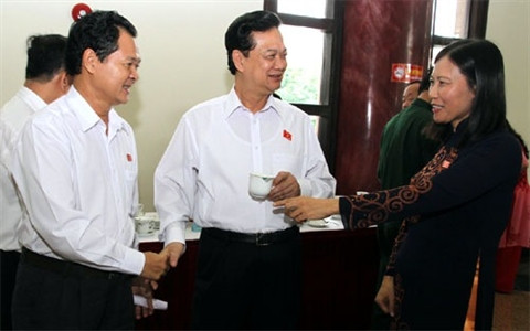 Thủ tướng trao đổi với đại biểu giờ giải lao thảo luận về Hiến pháp - Ảnh: VnEconomy.