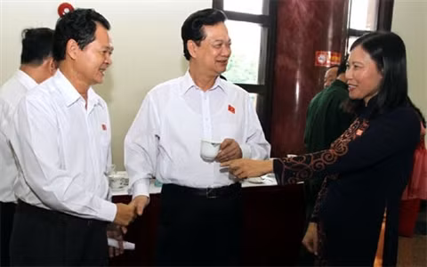 Thủ tướng trao đổi với đại biểu giờ giải lao thảo luận về Hiến pháp - Ảnh: VnEconomy.