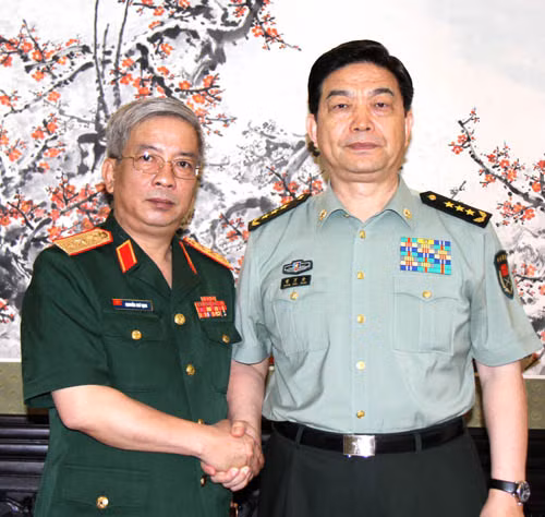 Thứ trưởng Bộ Quốc phòng Việt Nam Nguyễn Chí Vịnh với Bộ trưởng Quốc phòng Trung Quốc Thường Vạn Toàn. Ảnh: Hải Yến - Phóng viên TTXVN