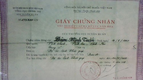 Tấm bằng được tẩy xóa mang tên ông Đàm Minh Tuấn Tấm bằng được tẩy xóa mang tên ông Đàm Minh Tuấn