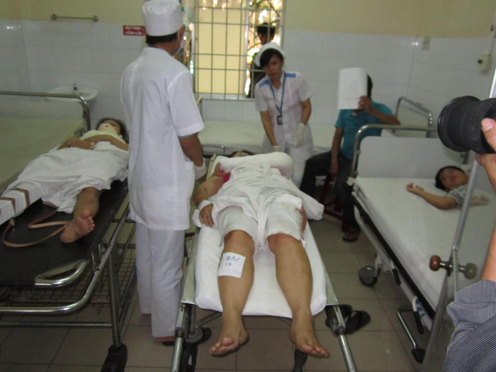 bệnh nhân đanng được các bác sĩ cấp cứu.