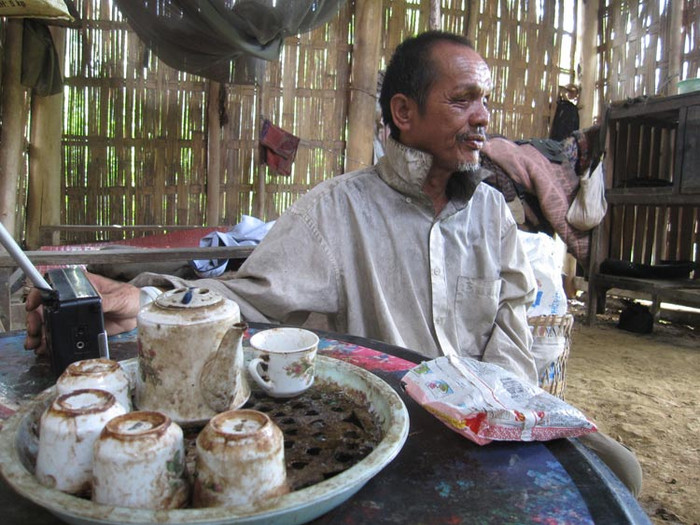 Ông Tuấn nghe đài Ông Tuấn nghe đài