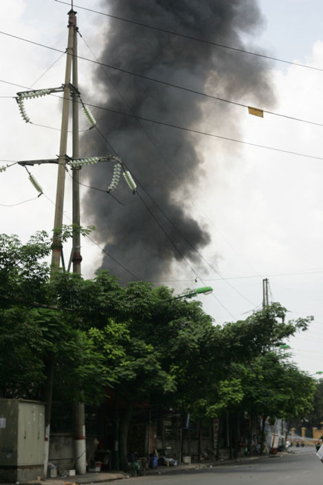Khói đen bốc lên rất cao Khói đen bốc lên rất cao