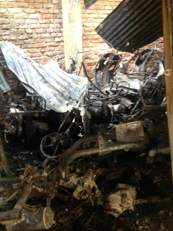 Hàng chục chiếc xe bị cháy rụi Hàng chục chiếc xe bị cháy rụi