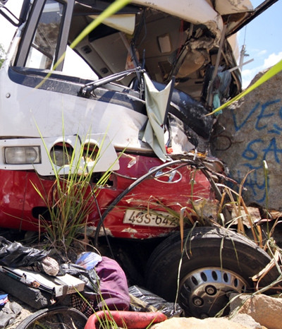 Khoảng 9g45 sáng nay (7-6), trên đường đèo Khánh Lê- Đà Lạt, thuộc địa phận xã Sơn Thái, huyện Khánh Vĩnh (Khánh Hòa), xe khách 30 chỗ của công ty Hoàng Hải Tùng (Đà Nẵng) đã đâm thẳng vào vách núi. Khoảng 9g45 sáng nay (7-6), trên đường đèo Khánh Lê- Đà Lạt, thuộc địa phận xã Sơn Thái, huyện Khánh Vĩnh (Khánh Hòa), xe khách 30 chỗ của công ty Hoàng Hải Tùng (Đà Nẵng) đã đâm thẳng vào vách núi.