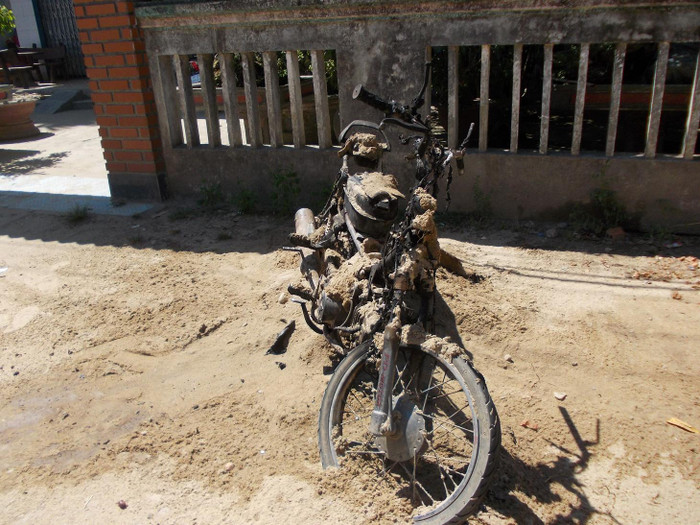 Chiếc xe bị cháy thiêu rụi Chiếc xe bị cháy thiêu rụi