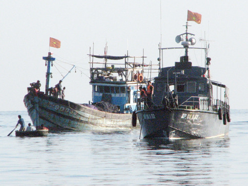 Phó SG-TS Chu Hồi cho rằng: "Không thể để ngư dân “đơn độc” mà cần phải động viên, khích lệ, cổ vũ ngư dân ra khơi bám biển..." - Ảnh: Nguyễn Tú Phó SG-TS Chu Hồi cho rằng: "Không thể để ngư dân “đơn độc” mà cần phải động viên, khích lệ, cổ vũ ngư dân ra khơi bám biển..." - Ảnh: Nguyễn Tú