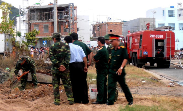 Lực lượng chức năng đang thu gom đạn