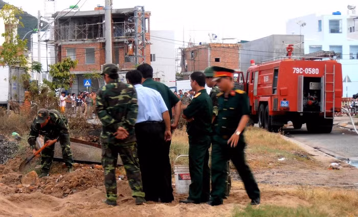 Lực lượng chức năng đang thu gom đạn