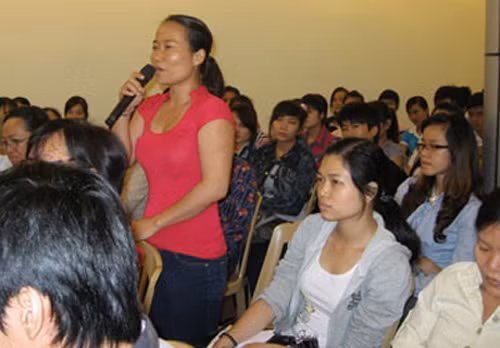 Sinh viên nên tự trang bị kiến thức cho mình và rất cần được hướng dẫn để tránh những sai lầm đáng tiếc. Trong ảnh: Sinh viên trao đổi với chuyên gia tư vấn trong một buổi sinh hoạt tại Nhà văn hóa Phụ nữ TP.HCM.