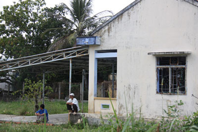 Cửa kính trường mầm non cách đó 20m bị thổi tung hết kính