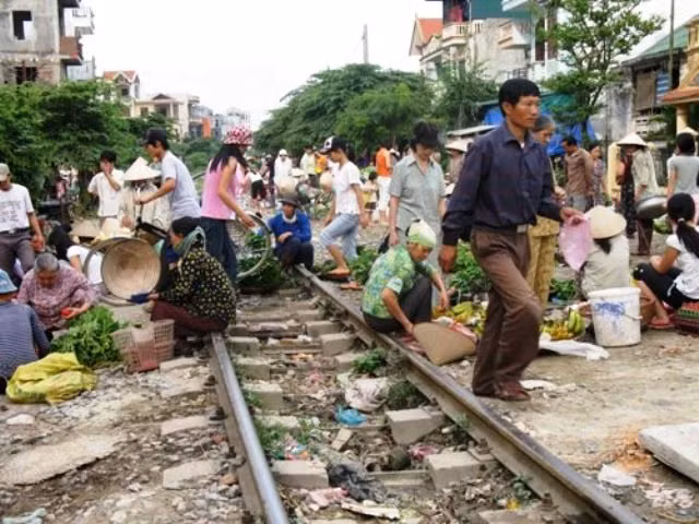 Ớn lạnh với cảnh người dân họp chợ giữa đường tàu