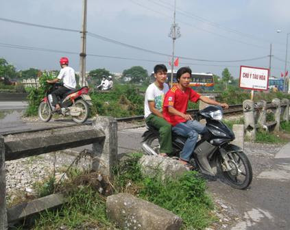 Lạng lách, đánh võng khi qua đường ngang Lạng lách, đánh võng khi qua đường ngang