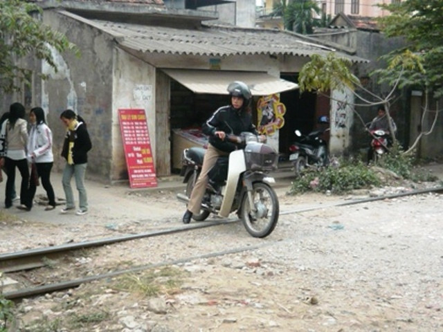 Rùng mình khi xe bỗng dưng... chết máy khi băng qua đường sắt