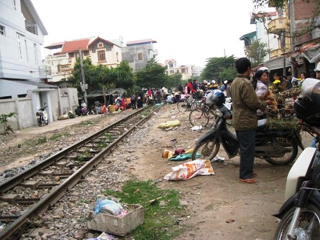 Đông đúc người bán ,kẻ mua