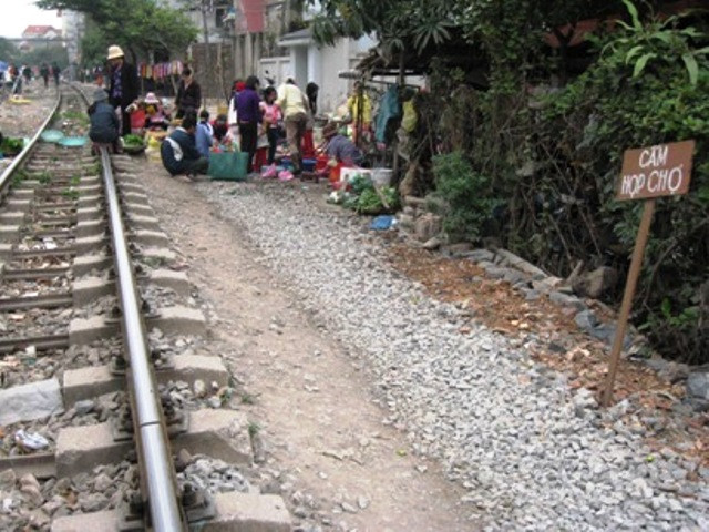 Luôn tiềm ẩn nguy cơ TNGT đường sắt bất chợt