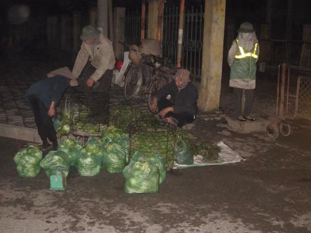 Rạng sáng, cảnh họp chợ cạnh đường tàu