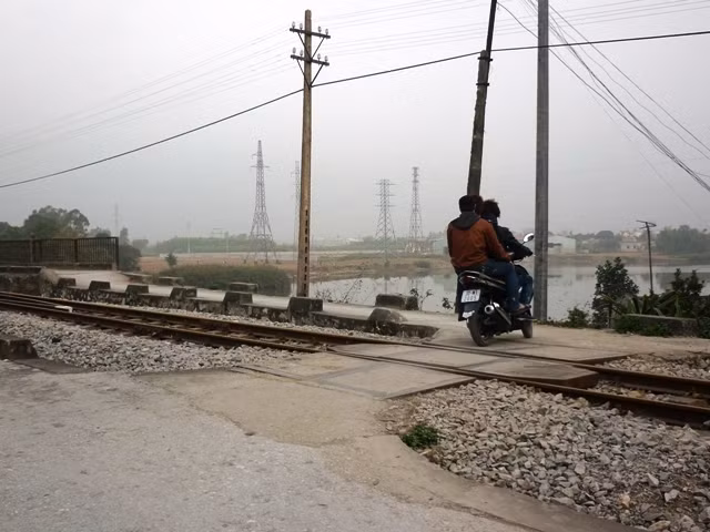 Băng băng lao qua đường sắt