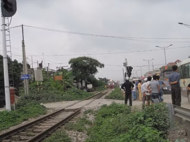 Tuyến đường QL 1A giáp đường ngang dân sinh luôn đông đúc người qua lại và liên tục xảy ra những vụ TNGT đường sắt đáng tiếc