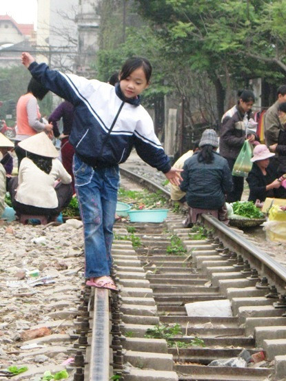 Mẹ bán hàng, con rong chơi trên đường ray