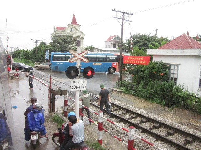 Lộn xộn, nhốn nháo mỗi khi có báo hiệu tàu sắp chạy qua Lộn xộn, nhốn nháo mỗi khi có báo hiệu tàu sắp chạy qua