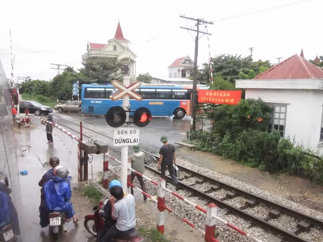 Lộn xộn, nhốn nháo mỗi khi có báo hiệu tàu sắp chạy qua