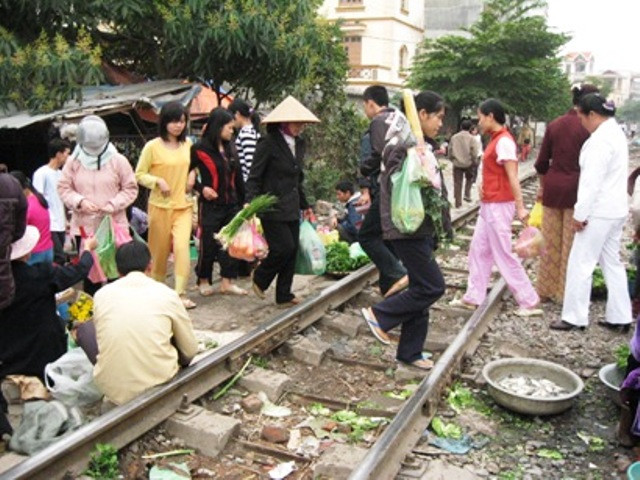 Lấn chiếm cả hàng lang và đường ray