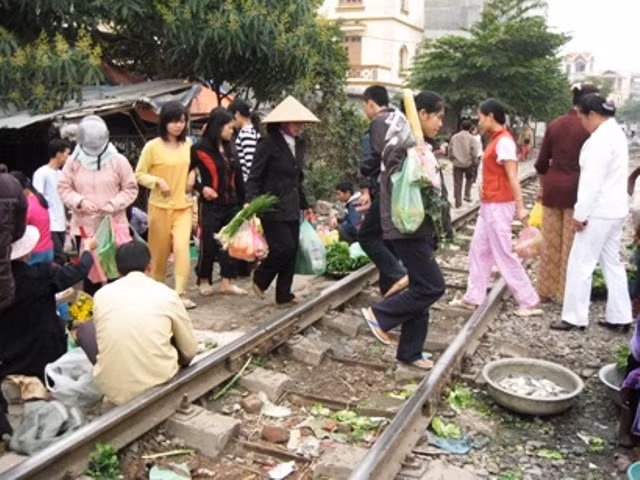 Lấn chiếm cả hàng lang và đường ray