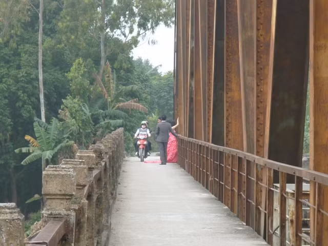 Chọn phong cảnh đường tàu đông người qua lại là nơi chụp ảnh cưới