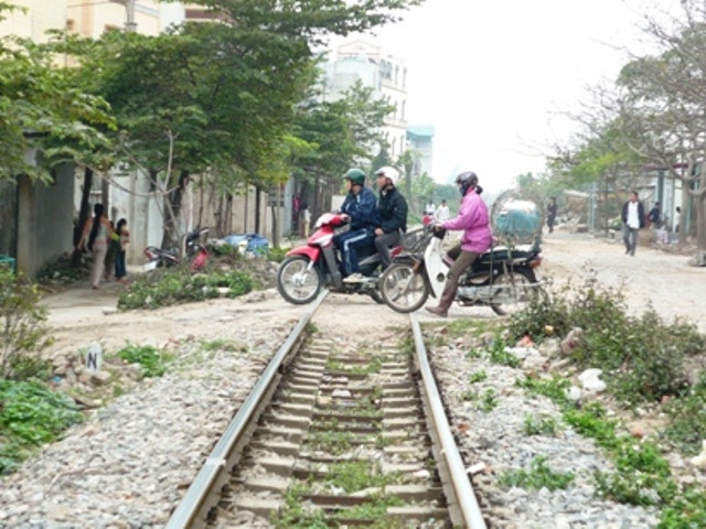 Không biến báo hiệu, không rào chắn