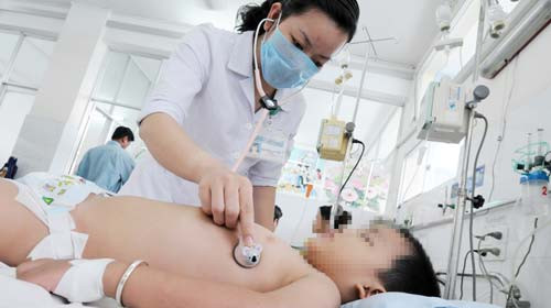 Bác sĩ Đặng Thị Thanh Tuyền khám và theo dõi một bệnh nhi mắc bệnh tay chân miệng được điều trị tại Bệnh viện Nhi Đồng 1, TP.HCM - Ảnh: Minh Đức