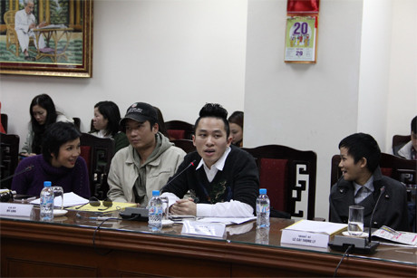 Các nghệ sĩ bàn luận sôi nổi trong buổi họp báo