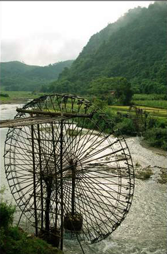 Mỗi khi vận hành, những guồng nước vĩnh cửu cùng với tiếng róc rách trầm bổng, mang đậm âm hưởng miền núi suốt đêm ngày (Ảnh: Internet). Mỗi khi vận hành, những guồng nước vĩnh cửu cùng với tiếng róc rách trầm bổng, mang đậm âm hưởng miền núi suốt đêm ngày (Ảnh: Internet).