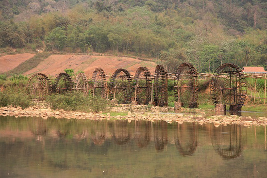 Với lối sống gần gũi, việc biến những vật liệu lấy từ tự nhiên thành một chiếc cọn nước hoàn chỉnh phục vụ công việc sản xuất, lao động và chinh phục, cải tạo thiên nhiên cho ta thấy sự sáng tạo kỳ diệu của con người vùng cao (Ảnh: Internet). Với lối sống gần gũi, việc biến những vật liệu lấy từ tự nhiên thành một chiếc cọn nước hoàn chỉnh phục vụ công việc sản xuất, lao động và chinh phục, cải tạo thiên nhiên cho ta thấy sự sáng tạo kỳ diệu của con người vùng cao (Ảnh: Internet).
