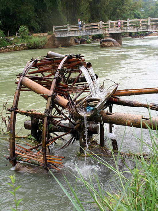 Bây giờ, lên vùng cao đã thấy vắng bóng dáng những chiếc con nước thân thương ngày đêm guồng nước bên những con suối, bờ mương nhưng trong miền hoài niệm của những người con nơi núi đồi, ruộng nương mỗi khi đi xa trở về đều nhớ mãi những chiếc cọn nước vùng cao bao đời nay vẫn đều đặn guồng nước lên cao như đôi vai gầy của những người mẹ, người chị sáng sáng vẫn thức dậy đi xa gùi nước về bản làng xa xôi thời kì còn gian khó (Ảnh: Internet). Bây giờ, lên vùng cao đã thấy vắng bóng dáng những chiếc con nước thân thương ngày đêm guồng nước bên những con suối, bờ mương nhưng trong miền hoài niệm của những người con nơi núi đồi, ruộng nương mỗi khi đi xa trở về đều nhớ mãi những chiếc cọn nước vùng cao bao đời nay vẫn đều đặn guồng nước lên cao như đôi vai gầy của những người mẹ, người chị sáng sáng vẫn thức dậy đi xa gùi nước về bản làng xa xôi thời kì còn gian khó (Ảnh: Internet).