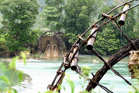 Quan trọng nhất đối với mỗi chiếc cọn nước là việc đặt và bố trí những ống đựng nước trên thân cọn. Thông thường mỗi ống đựng nước thường được buộc kèm chéo theo mỗi cánh quạt nước và phải buộc tất cả các ống cùng nghiêng một độ nhất định thì mới khiến cọn không bị lỗi nhịp khi guồng nước (Ảnh: Internet). Quan trọng nhất đối với mỗi chiếc cọn nước là việc đặt và bố trí những ống đựng nước trên thân cọn. Thông thường mỗi ống đựng nước thường được buộc kèm chéo theo mỗi cánh quạt nước và phải buộc tất cả các ống cùng nghiêng một độ nhất định thì mới khiến cọn không bị lỗi nhịp khi guồng nước (Ảnh: Internet).