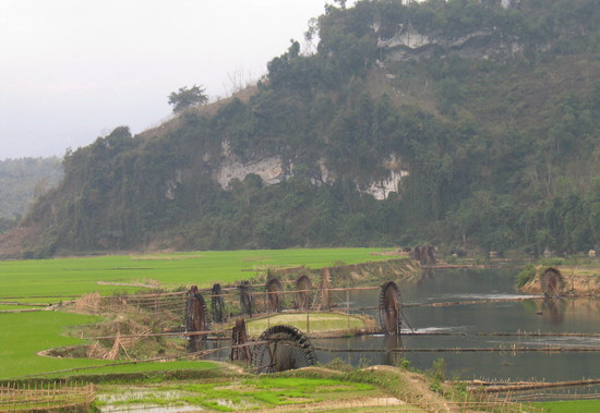 Bây giờ, lên vùng cao đã thấy vắng bóng dáng những chiếc con nước thân thương ngày đêm guồng nước bên những con suối, bờ mương nhưng trong miền hoài niệm của những người con nơi núi đồi, ruộng nương mỗi khi đi xa trở về đều nhớ mãi những chiếc cọn nước vùng cao bao đời nay vẫn đều đặn guồng nước lên cao như đôi vai gầy của những người mẹ, người chị sáng sáng vẫn thức dậy đi xa gùi nước về bản làng xa xôi thời kì còn gian khó (Ảnh: Internet). Bây giờ, lên vùng cao đã thấy vắng bóng dáng những chiếc con nước thân thương ngày đêm guồng nước bên những con suối, bờ mương nhưng trong miền hoài niệm của những người con nơi núi đồi, ruộng nương mỗi khi đi xa trở về đều nhớ mãi những chiếc cọn nước vùng cao bao đời nay vẫn đều đặn guồng nước lên cao như đôi vai gầy của những người mẹ, người chị sáng sáng vẫn thức dậy đi xa gùi nước về bản làng xa xôi thời kì còn gian khó (Ảnh: Internet).