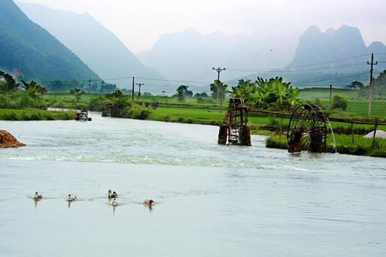 Những chiếc cọn ngày đêm guồng nước âm thầm, chịu thương, chịu khó, cần cù và nhẫn nại đã trở thành cảm hứng vô tận và đi vào những tác phẩm nghệ thuật, phim ảnh, thơ ca....(Ảnh: Internet). Những chiếc cọn ngày đêm guồng nước âm thầm, chịu thương, chịu khó, cần cù và nhẫn nại đã trở thành cảm hứng vô tận và đi vào những tác phẩm nghệ thuật, phim ảnh, thơ ca....(Ảnh: Internet).