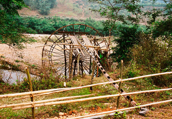 Mỗi khi vận hành, những guồng nước vĩnh cửu cùng với tiếng róc rách trầm bổng, mang đậm âm hưởng miền núi suốt đêm ngày (Ảnh: Internet). Mỗi khi vận hành, những guồng nước vĩnh cửu cùng với tiếng róc rách trầm bổng, mang đậm âm hưởng miền núi suốt đêm ngày (Ảnh: Internet).