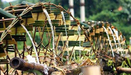 Quan trọng nhất đối với mỗi chiếc cọn nước là việc đặt và bố trí những ống đựng nước trên thân cọn. Thông thường mỗi ống đựng nước thường được buộc kèm chéo theo mỗi cánh quạt nước và phải buộc tất cả các ống cùng nghiêng một độ nhất định thì mới khiến cọn không bị lỗi nhịp khi guồng nước (Ảnh: Internet). Quan trọng nhất đối với mỗi chiếc cọn nước là việc đặt và bố trí những ống đựng nước trên thân cọn. Thông thường mỗi ống đựng nước thường được buộc kèm chéo theo mỗi cánh quạt nước và phải buộc tất cả các ống cùng nghiêng một độ nhất định thì mới khiến cọn không bị lỗi nhịp khi guồng nước (Ảnh: Internet).