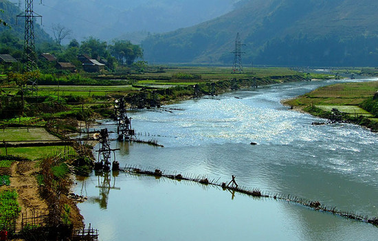 Bây giờ, lên vùng cao đã thấy vắng bóng dáng những chiếc con nước thân thương ngày đêm guồng nước bên những con suối, bờ mương nhưng trong miền hoài niệm của những người con nơi núi đồi, ruộng nương mỗi khi đi xa trở về đều nhớ mãi những chiếc cọn nước vùng cao bao đời nay vẫn đều đặn guồng nước lên cao như đôi vai gầy của những người mẹ, người chị sáng sáng vẫn thức dậy đi xa gùi nước về bản làng xa xôi thời kì còn gian khó (Ảnh: Internet). Bây giờ, lên vùng cao đã thấy vắng bóng dáng những chiếc con nước thân thương ngày đêm guồng nước bên những con suối, bờ mương nhưng trong miền hoài niệm của những người con nơi núi đồi, ruộng nương mỗi khi đi xa trở về đều nhớ mãi những chiếc cọn nước vùng cao bao đời nay vẫn đều đặn guồng nước lên cao như đôi vai gầy của những người mẹ, người chị sáng sáng vẫn thức dậy đi xa gùi nước về bản làng xa xôi thời kì còn gian khó (Ảnh: Internet).