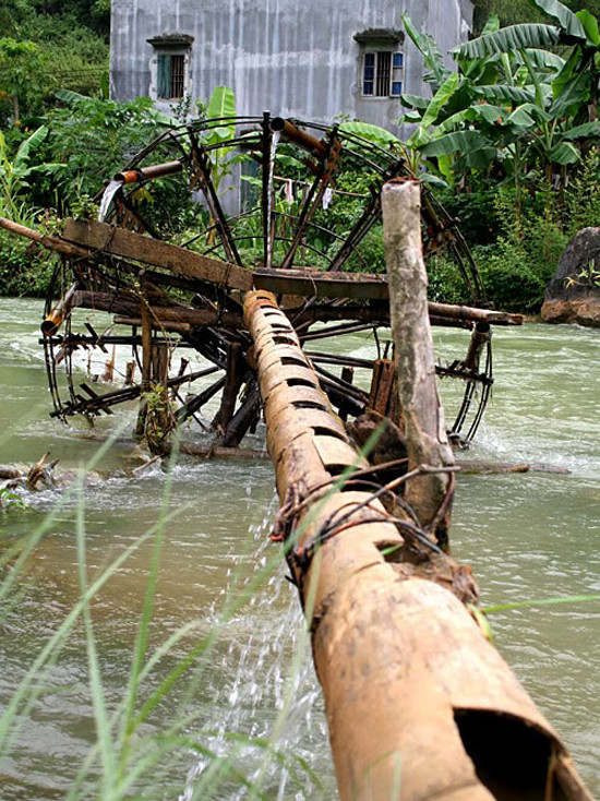 Những thân tre, vầu già được chọn để làm ống dẫn nước đi khắp nơi (Ảnh: Internet). Những thân tre, vầu già được chọn để làm ống dẫn nước đi khắp nơi (Ảnh: Internet).