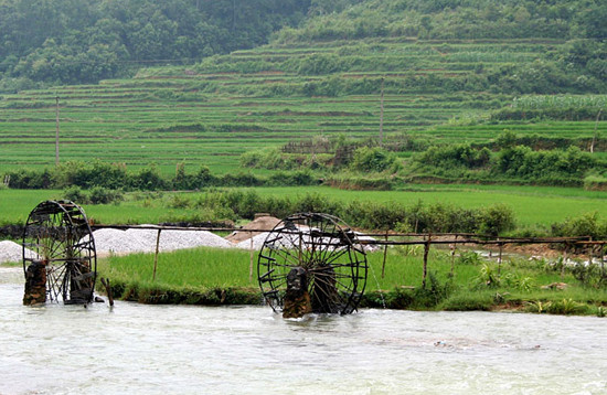 Với lối sống gần gũi, việc biến những vật liệu lấy từ tự nhiên thành một chiếc cọn nước hoàn chỉnh phục vụ công việc sản xuất, lao động và chinh phục, cải tạo thiên nhiên cho ta thấy sự sáng tạo kỳ diệu của con người vùng cao (Ảnh: Internet). Với lối sống gần gũi, việc biến những vật liệu lấy từ tự nhiên thành một chiếc cọn nước hoàn chỉnh phục vụ công việc sản xuất, lao động và chinh phục, cải tạo thiên nhiên cho ta thấy sự sáng tạo kỳ diệu của con người vùng cao (Ảnh: Internet).