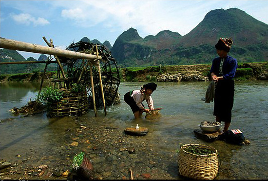 Nhờ những "vòng quay vĩnh cửu" mà cuộc sống sinh hoạt của bao thế hệ các dân tộc thiểu số vùng cao được thuận tiện, no đủ hơn (Ảnh: Internet). Nhờ những "vòng quay vĩnh cửu" mà cuộc sống sinh hoạt của bao thế hệ các dân tộc thiểu số vùng cao được thuận tiện, no đủ hơn (Ảnh: Internet).