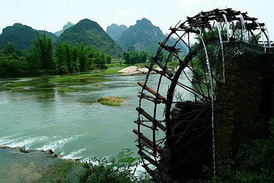 Mỗi khi vận hành, những guồng nước vĩnh cửu cùng với tiếng róc rách trầm bổng, mang đậm âm hưởng miền núi suốt đêm ngày (Ảnh: Internet). Mỗi khi vận hành, những guồng nước vĩnh cửu cùng với tiếng róc rách trầm bổng, mang đậm âm hưởng miền núi suốt đêm ngày (Ảnh: Internet).