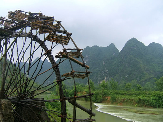 Mỗi khi vận hành, những guồng nước vĩnh cửu cùng với tiếng róc rách trầm bổng, mang đậm âm hưởng miền núi suốt đêm ngày (Ảnh: Internet). Mỗi khi vận hành, những guồng nước vĩnh cửu cùng với tiếng róc rách trầm bổng, mang đậm âm hưởng miền núi suốt đêm ngày (Ảnh: Internet).